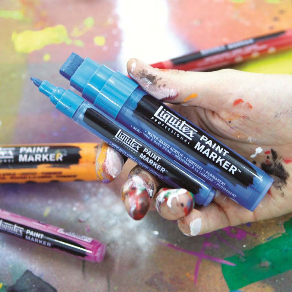 Bàn tay của người họa sĩ sử dụng bút vẽ màu acrylic Liquitex Professional Paint Marker