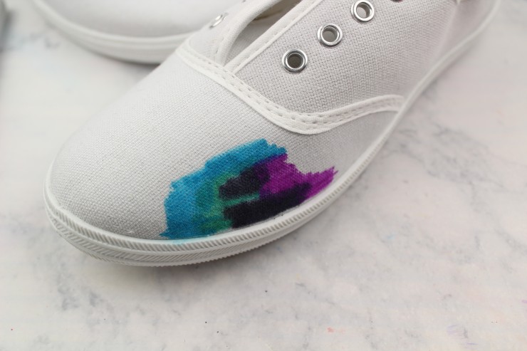 Tự trang trí giày vải theo phong cách dãi ngân hà (Galaxy) độc đáo với bút marker Sharpie